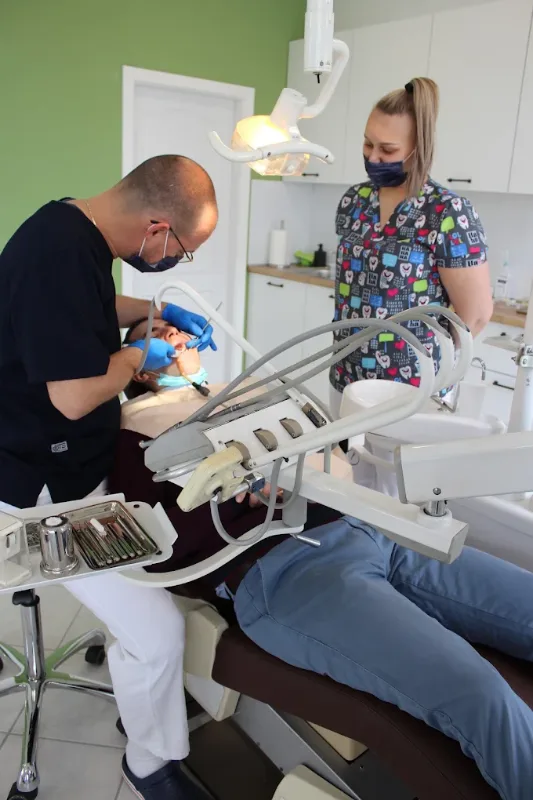 Stomatolog i asistentkinja tokom zahvata u ordinaciji Family Dental
